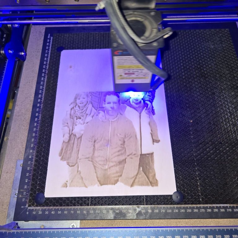 Prozess Lasergravur Puzzle familie fotogravur auf holz puzzle