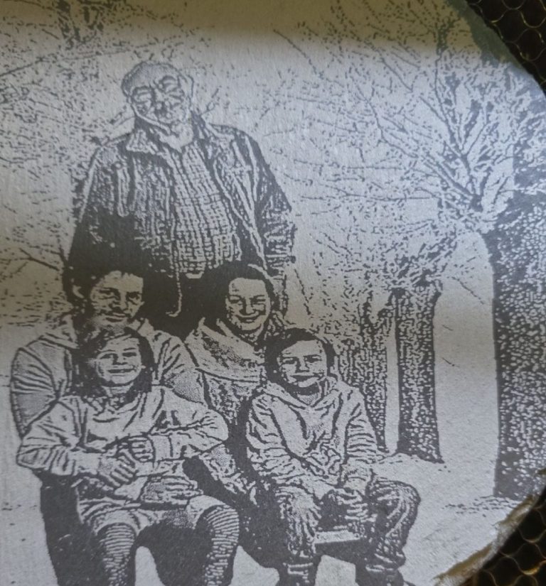 Fotogravur auf Schiefer fotogravur familie schiefer sauerlaender gravurmanufaktur